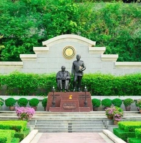 博仁大学创始人雕像